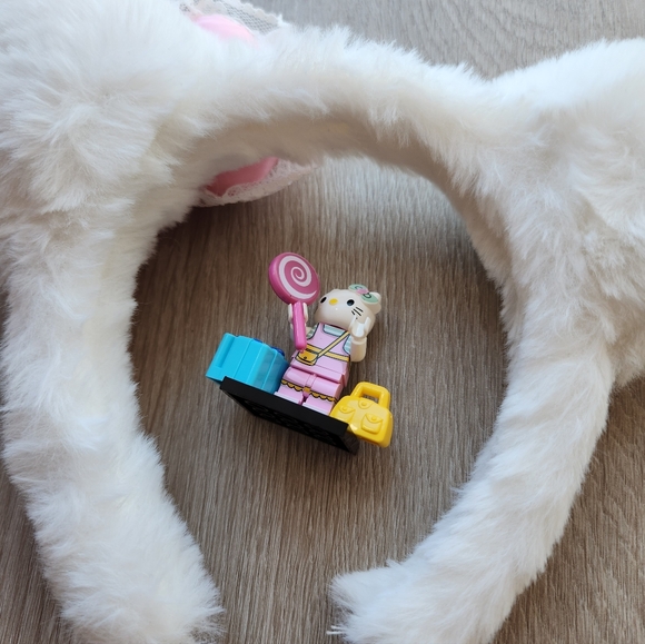 Hello Kitty Bundle - Fuzzy Ears Headband & Minifig - Picture 4 of 6